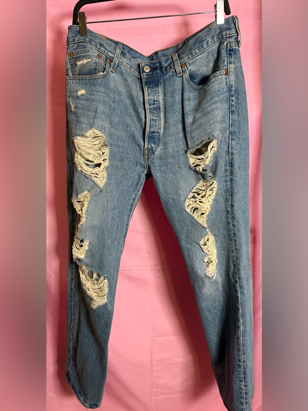 Men’s Distressed Light Blue Ripped Levi Jeans 501 | W36•L30